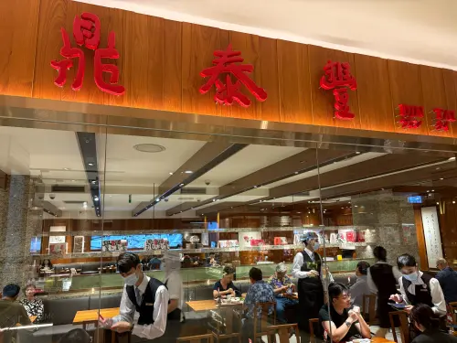 ▲鼎泰豐的人事成本佔營收約56%，幾乎是餐飲業平均（25%）的兩倍，鼎泰豐老闆楊紀華表示，為了讓客人有真正賓至如歸的體驗，必須聘請足夠且高品質的人力。（圖/Google評價）
