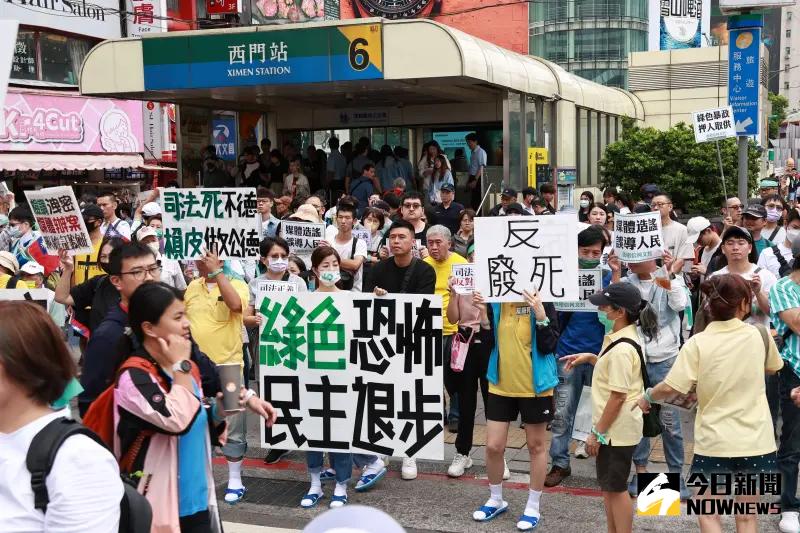 ▲民眾黨國慶日發動西門町集會（圖），吳靜怡分析，民眾黨19日將在柯文哲老家新竹舉行最終場集會，是為了接下來可聚焦處理柯文哲起訴問題。（圖／記者吳翊緁攝，2024.10.10）