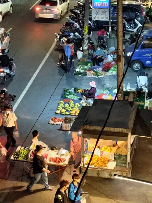 ▲石榴夜市是雲林斗六在地小型夜市，特色是有賣新鮮蔬果，十分有人情味。（圖／翻攝石榴夜市Google評論）