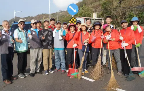 ▲台灣中油石化事業部執行長黃三泰(前排左5)率隊參與林園災後清理家園活動。(圖／中油石化事業部提供)