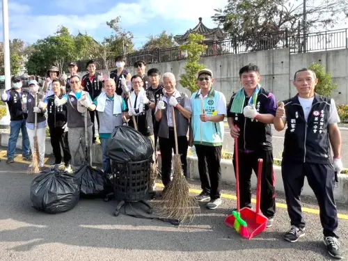 ▲台灣中油石化事業部執行長黃三泰(前排左5)率隊參與林園災後清理家園活動。(圖／中油石化事業部提供)