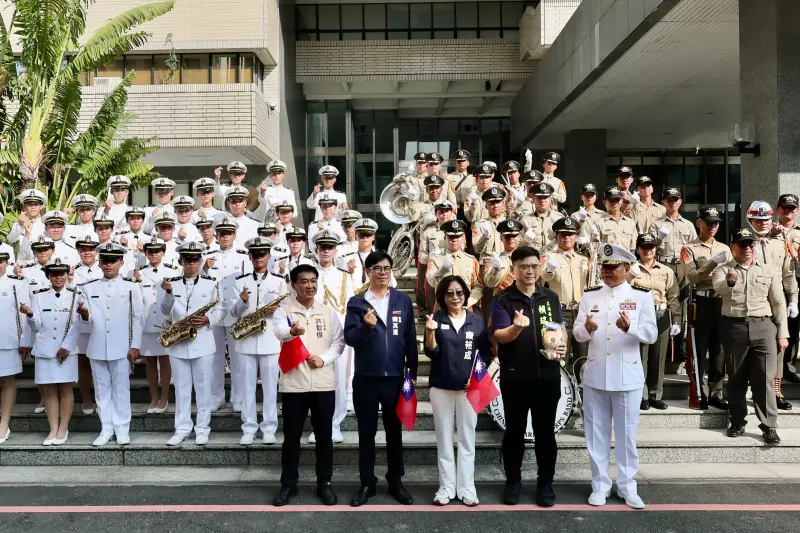 ▲陳其邁率市府團隊與高市民代們、軍方代表及市民朋友齊聚四維行政中心府前廣場參加國慶升旗。(圖／高市府提供)