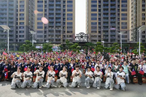 ▲活動現場由海軍陸戰隊儀隊及海軍官校軍樂隊精采演出拉開序幕，接著由樹德家商帶來青春活力的舞蹈帶動現場氣氛，最後由四維國小合唱團領唱國歌。(圖／高市府提供)