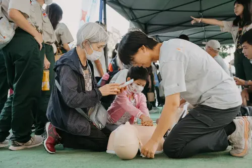 ▲響應世界重啟心臟日，中市今日舉辦「拯救生命一瞬間」，不分老幼參與學習CPR，希望在需要的時候，能伸出援手。（圖／主辦單位提供）