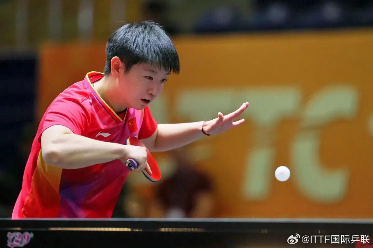 ▲中國女桌世界排名第一的孫穎莎以4：0完勝隊內小師妹蒯曼，成功衛冕女單冠軍。此役孫穎莎展現絕對實力，從開局便全面壓制對手，四局比分為11:9、11:6、11:9、11:6。（圖/取自ITTF）