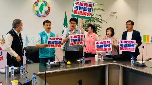 ▲多位民進黨市議員不滿市府拒絕提供資料，批評藐視議會。（圖／記者顏幸如攝，2024.10.11）