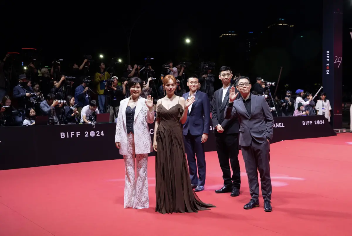 ▲楊貴媚（左一）、夏于喬（左二）及《小雁與吳愛麗》主要創作團隊之前在釜山國際影展風光走上紅地毯，回台後接到片子得到「金智奭大獎」的好消息。（圖／牽猴子提供）