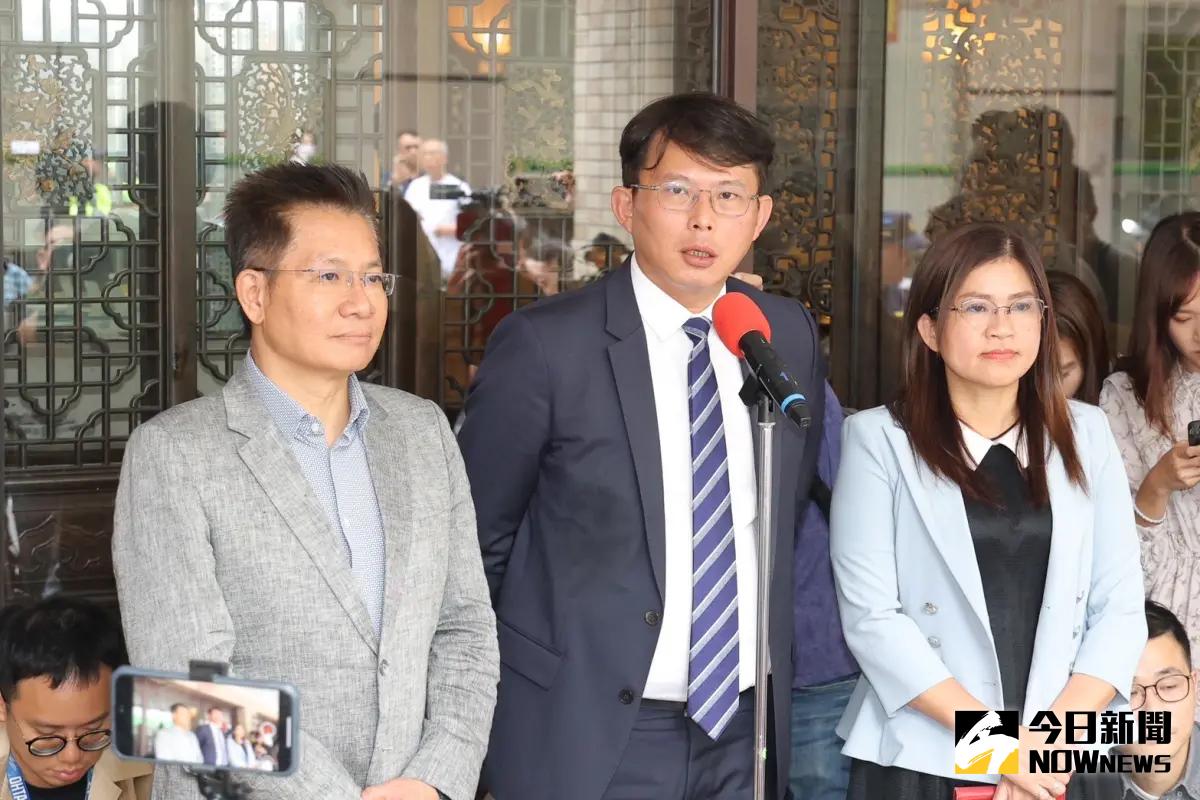 ▲明年度總預算案卡關，民眾黨立院黨團三長黃國昌（中）、麥玉珍（右）、吳春城出席朝野和解飯局。（圖／記者李政龍攝，2024.10.11）