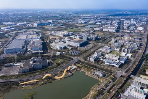 ▲南科產值在2023年躍居國內科學園區龍頭,2024年持續穩健成長,1月至8月產值破兆,市長黃偉哲表示,將持續打造投資友善城市。(圖/南市府提供) ▲南科產值在2023年躍居國內科學園區龍頭,2024年持續穩健成長,1月至8月產值破兆,市長黃偉哲表示,將持續打造投資友善城市。(圖/南市府提供)