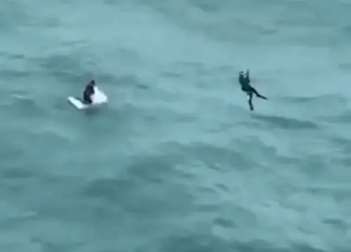 影/被颶風刮落海!船長緊抓冰箱、漂浮整晚生還 救援隊直呼奇蹟