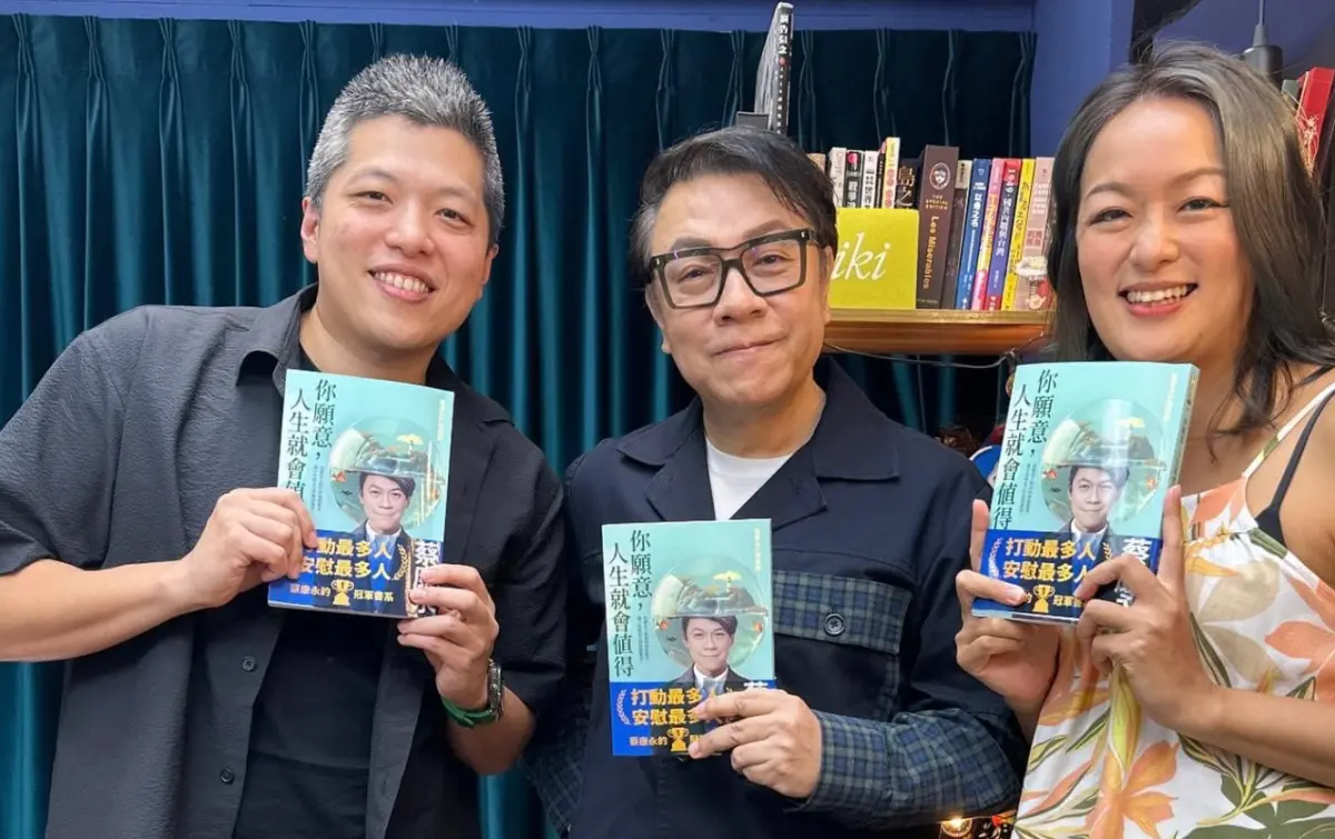 ▲蔡康永（中）被百靈果主持人凱莉（右）提問「會不會約砲」？高EQ回答讓粉絲大讚「深度跟風趣兼具」。（圖／百靈果News臉書）