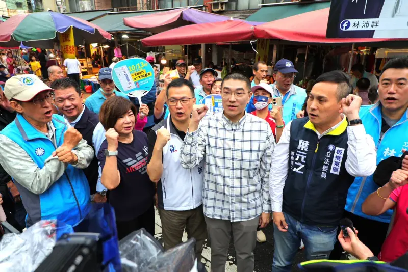 ▲藍委赴基隆安樂市場，陪同基隆市長謝國樑做選前衝刺。（圖／基隆市黨部提供）