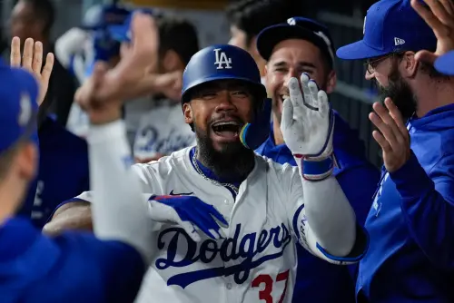 ▲MLB國聯分區系列賽G5,洛杉磯道奇今(12)日回到主場迎戰聖地牙哥教士,道奇此戰靠著Enrique Hernández、Teoscar Hernández的2發關鍵陽春砲,以及山本由伸繳出5局無失分的優質好投,終場道奇就以2:0力退教士,順利前進國聯冠軍戰。(圖/美聯社/達志影像) ▲MLB國聯分區系列賽G5,洛杉磯道奇今(12)日回到主場迎戰聖地牙哥教士,道奇此戰靠著Enrique Hernández、Teoscar Hernández的2發關鍵陽春砲,以及山本由伸繳出5局無失分的優質好投,終場道奇就以2:0力退教士,順利前進國聯冠軍戰。(圖/美聯社/達志影像)