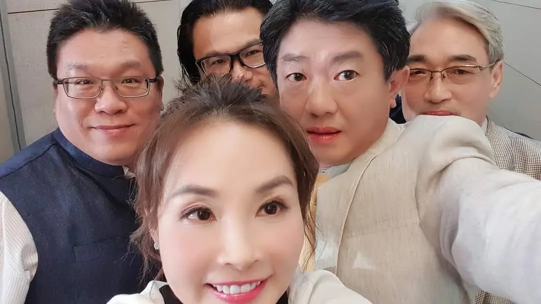 ▲71歲的資深名嘴張友驊（右一），日前不慎摔倒，重創頭部後歷經約1週的救治，最終依然不幸離世。同行好友許聖梅（左二）收到消息後也在社群平台曬出與張友驊的合照，發文悼念。（圖／許聖梅臉書）