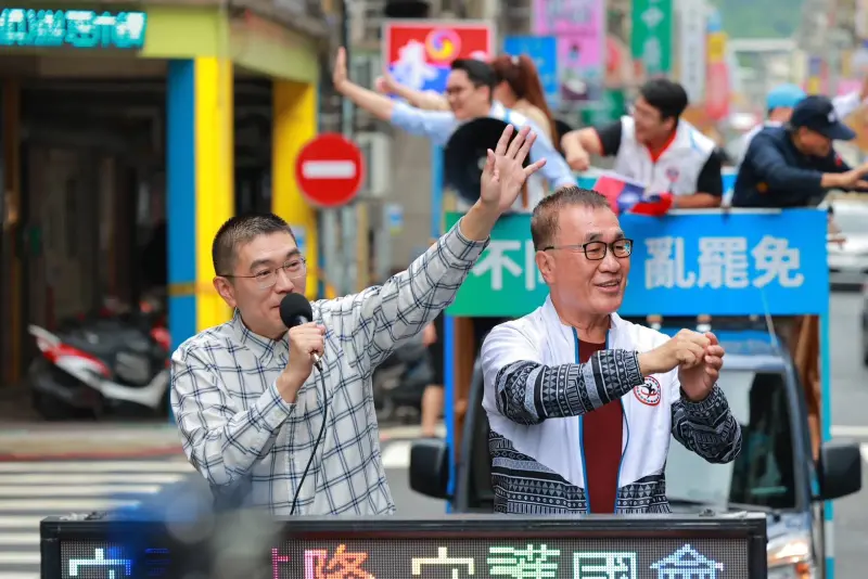 ▲台北市副市長李四川幫謝國樑車掃。（圖／國民黨基隆市黨部提供）