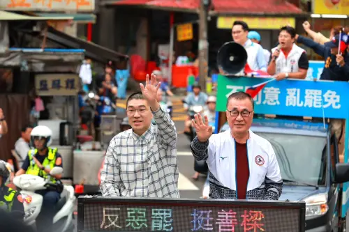 ▲台北市副市長李四川幫謝國樑車掃。（圖／國民黨基隆市黨部提供）