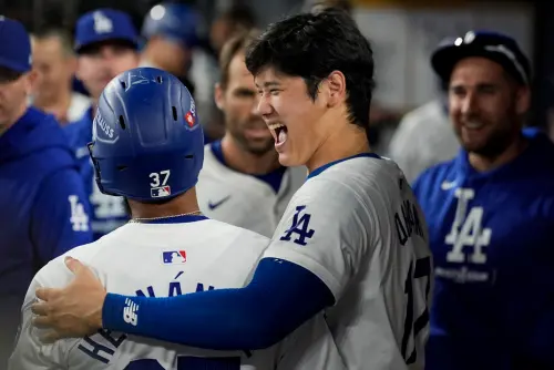 ▲大谷翔平G5全場4支0，沒有敲出安打，但他賽後相當開心地迎接MLB生涯首次季後賽系列賽勝利，與隊友一起「開香檳」。（圖／美聯社／達志影像）