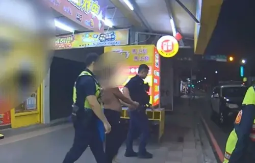 汐止超商被搶！女店員衝出與歹徒扭打搏鬥　半裸男遭壓制下場慘了
