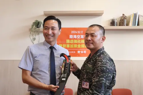 ▲大同高中校長陳冠明捐贈鋼鋸，海軍陸戰隊新訓中心指揮官江錦文代表受贈。（圖／鍾佳濱提供）