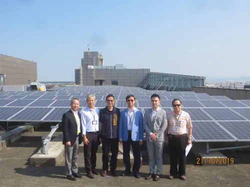 因應邁入碳定價時代 台中市提供企業轉型輔導措施 ▲台中市經發局人員到矽品精密參觀太陽光電設置情形。(圖/經發局提供)