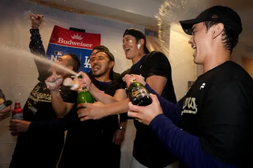 影／大谷翔平興奮開香檳！朝山本由伸臉猛噴　MLB生涯系列賽首勝
