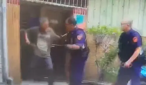 台南驚傳襲警案!失控男打開門持刀捅警肚 眾人嚇呆衝上奪刀制止