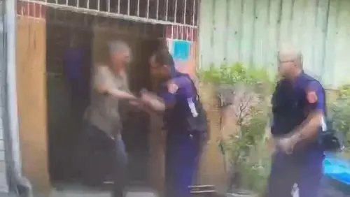 本月8日,台南驚傳襲警事件,警方欲將劉男強制送醫,未料劉男打開家門,就手持刀朝員警腹部猛刺,所幸該警當時穿著防彈衣,才沒被刀刃刺傷。(圖/翻攝畫面) ▲本月8日,台南驚傳襲警事件,警方欲將劉男強制送醫,未料劉男打開家門,就手持刀朝員警腹部猛刺,所幸該警當時穿著防彈衣,才沒被刀刃刺傷。(圖/翻攝畫面)