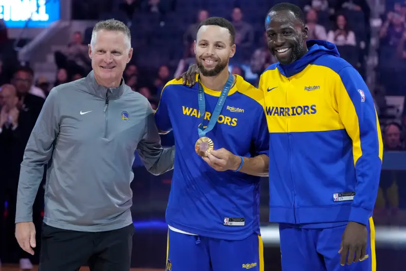 ▲勇士總教練Steve Kerr（左）近期在熱身賽期間表示，這支勇士隊可能是他執教過深度最佳的隊伍，因此要決定出主力輪換陣容是一種考驗。（圖／美聯社／達志影像）