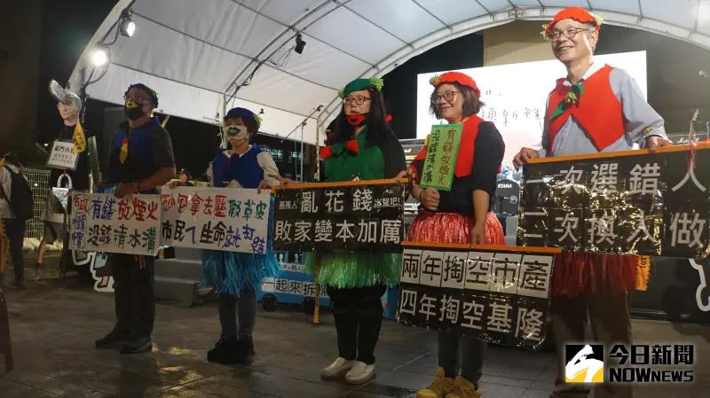 ▲罷樑團體舉辦行動劇呼籲10月13日出門投票。（圖／記者呂炯昌攝，2024.10.12）