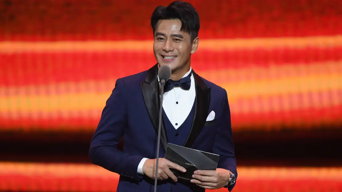 ▲廣播金鐘獎頒獎典禮才剛開場，主持人屠潔就拿到第一個獎項敲響金鐘，而頒獎人郭彥均也在笑虧自己的老搭檔鍾欣凌：「她不缺（金鐘獎）啦！」（圖／三立提供）