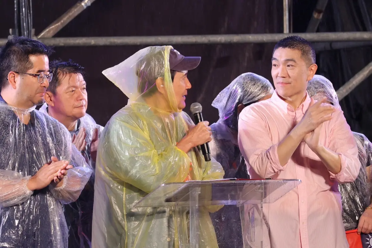 ▲馬英九現身力挺謝國樑，還熱情擁抱，呼籲市民投不同意罷免票。（圖／李政龍攝，2024.10.12）