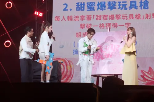 直擊/王心凌演唱會唱一半!金曲樂團衝上台 拿「槍」狂掃射觀眾
