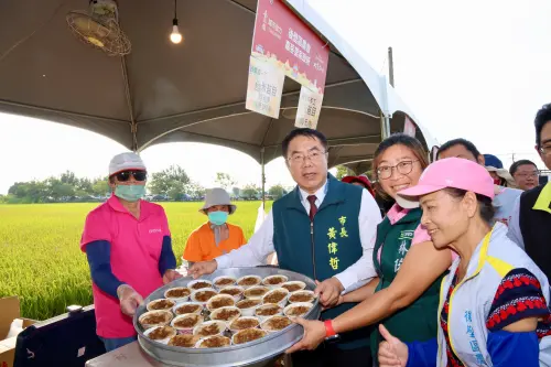 除了享受藝術表演之外，今日活動亦搭配園遊會，擺設台南在地小吃與青年農民攤位，讓遊客購買到在地美食與農特產品，愜意度過秋日時光。(圖／南市府提供)