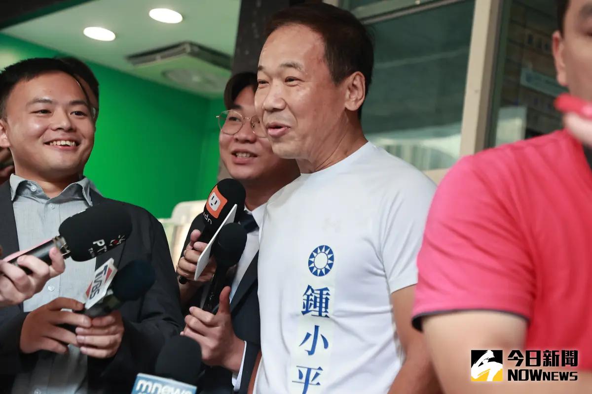 ▲鍾小平現身投票所幫謝國樑打氣。（圖／記者葉政勳攝，2024.10.13）