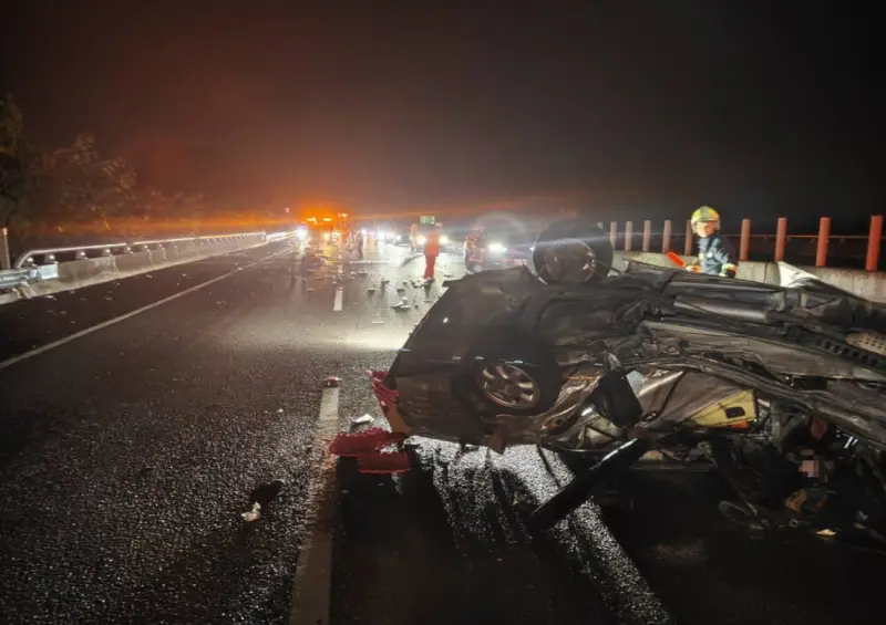 ▲12日深夜，國道3號雲林古坑段，發生追撞死亡車禍，一台廂型車與小客車發生碰撞，釀2死5傷慘劇。（圖／翻攝畫面）