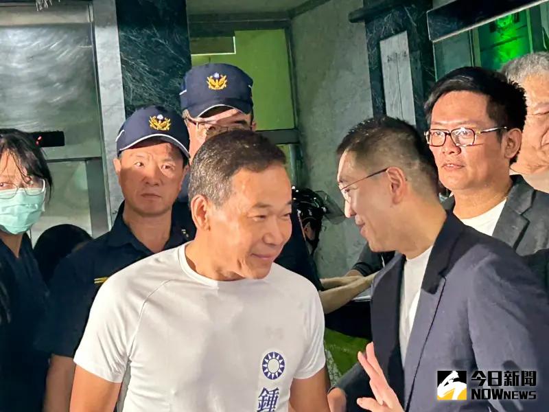 ▲台北市議員鍾小平幫謝國樑打氣加油。（圖／記者林怡昕攝，2024.10.13）&nbsp;