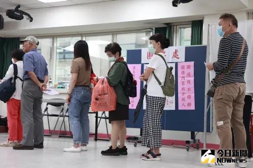 揮別昨晚暴雨！基隆一早出大太陽　投票所湧入排隊人潮
