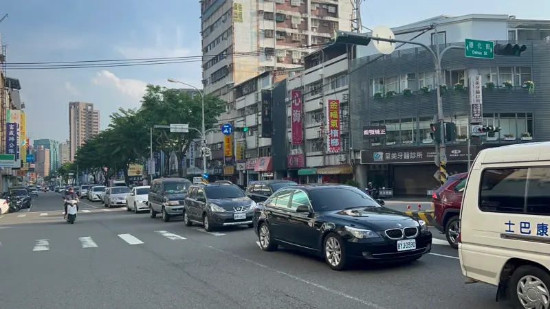 ▲議員陳俞融表示，交通號誌智慧化極為低落，號誌不連貫車輛卡在路口中央情形更加嚴重。(圖／陳俞融提供2024.10.13)