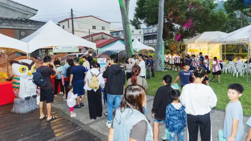 ▲限量Hoki環保永續餐盒及鑰匙圈吸引民眾集結兌換。（圖／記者陳美嘉翻攝）