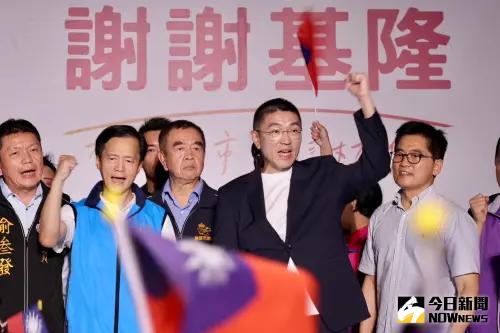 反罷免成功,謝國樑哽咽向市民致謝,並承諾會繼續努力推動市政。(圖/李政龍攝,2024.10.13) ▲反罷免成功,謝國樑哽咽向市民致謝,並承諾會繼續努力推動市政。(圖/李政龍攝,2024.10.13)