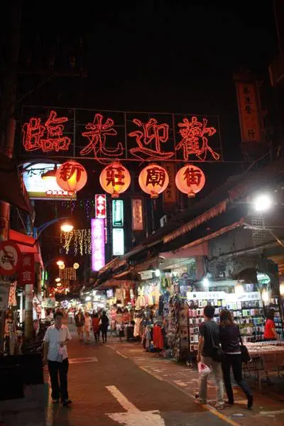▲新莊的廟街夜市擁有百年歷史,但近幾年當地的遊客人潮卻迅速衰退。(圖/翻攝新北市文化局) ▲新莊的廟街夜市擁有百年歷史,但近幾年當地的遊客人潮卻迅速衰退。(圖/翻攝新北市文化局)