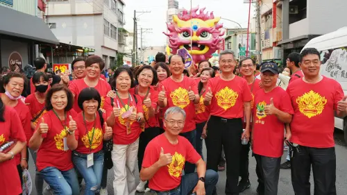 ▲火獅踩街嘉年華市府團隊及左營里長、廟宇代表熱情參與。（圖／高市府民政局提供）