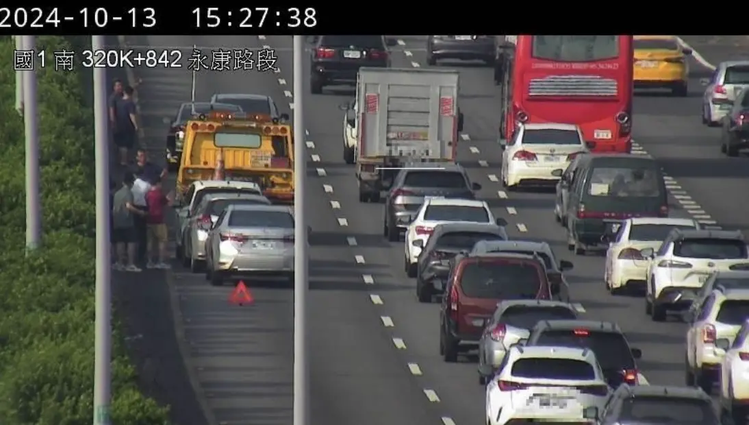 ▲13日15時27分國1北向320.5公里處3小客車追撞，15時50分事故排除，造成後方車流回堵約4公里。（圖／高公局）