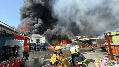 高雄永安工廠火警！陣陣黑煙竄出　警消出動20車38人搶救
