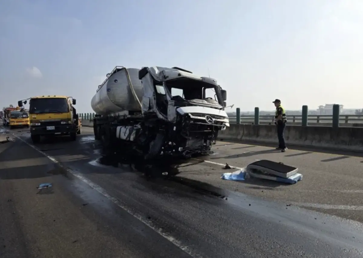 ▲台61線西濱快速道路彰化漢寶路段南下186公里處，一輛牛奶槽車追撞一輛停靠在路肩的載雞大貨車，現場一片狼籍，公路局緊急發布道路封閉消息，最快將在下午2時20分才能恢復通行。（圖／翻攝畫面）