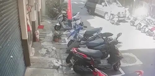 14日上午,新北新莊區福樂街、自立街口,一台廂型車不明原因暴衝,先是撞飛機車騎士,之後又衝撞路邊13台機車。(圖/翻攝畫面) ▲14日上午,新北新莊區福樂街、自立街口,一台廂型車不明原因暴衝,先是撞飛機車騎士,之後又衝撞路邊13台機車。(圖/翻攝畫面)