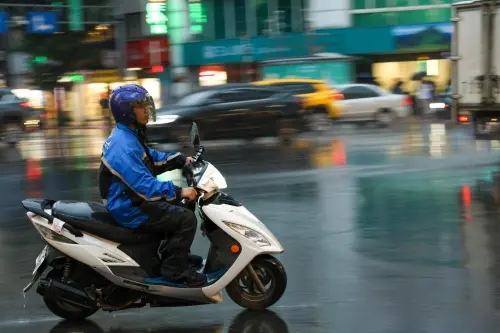 ▲大雨配圖、下雨、天氣配圖、機車族、雨衣。（圖／NOWnews攝影中心，2024.09.23）