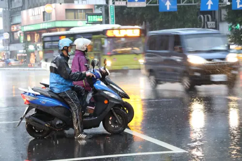 天氣／今明雷雨亂轟炸！氣溫大怒神剩17度　下波濕冷鋒面又在路上
