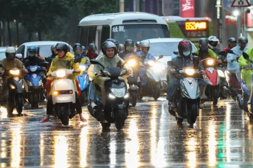 ▲大雨配圖、下雨、天氣配圖、機車族、雨衣、塞車。（圖／NOWnews攝影中心，2024.09.23）