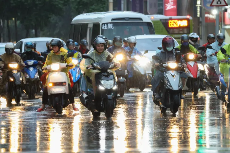 ▲明（25）日東北部及東部山區有局部豪雨等級以上降雨發生的機率，中南部山區亦有零星短暫陣雨。（圖／NOWnews攝影中心）